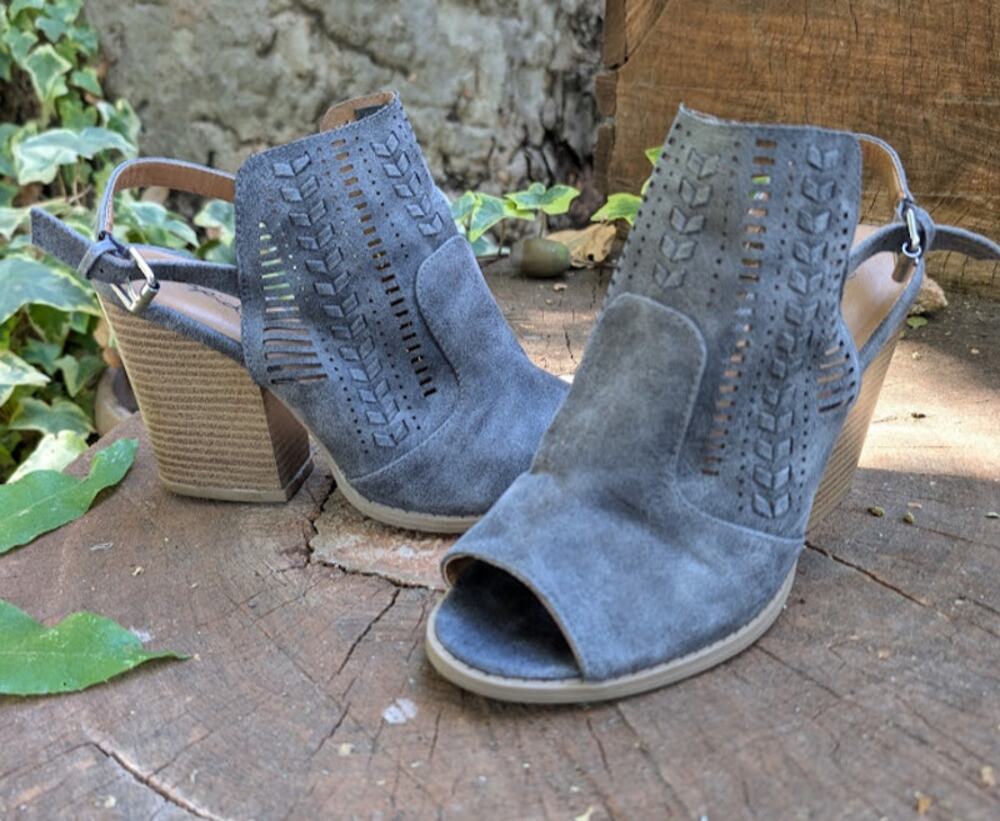 QUPID women's Block Heels Grey Faux Suede Peep Toe Size 6.5